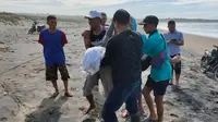 Satu korban warga Tangerang, berhasil ditemukan warga sekitar, setelah tertelan sapuan ombak ganas pantai Cijeruk, Garut, Jawa Barat (Liputan6.com/Jayadi Supriadin)