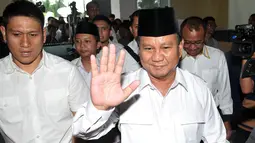 Ketua Dewan Pembina Partai Gerindra Prabowo saat memasuki ruangan Kantor DPP Partai Keadilan Sejahtera (PKS) di Jalan TB Simatupang, Jakarta, Sabtu (17/5/2014) (liputan6.com/Johan Tallo)