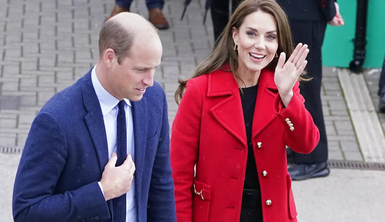 <p>Pangeran William dan Kate Middleton saat mengunjungi Wales pada 27 Februari 2022. (Foto: Danny Lawson/PA via AP)</p>