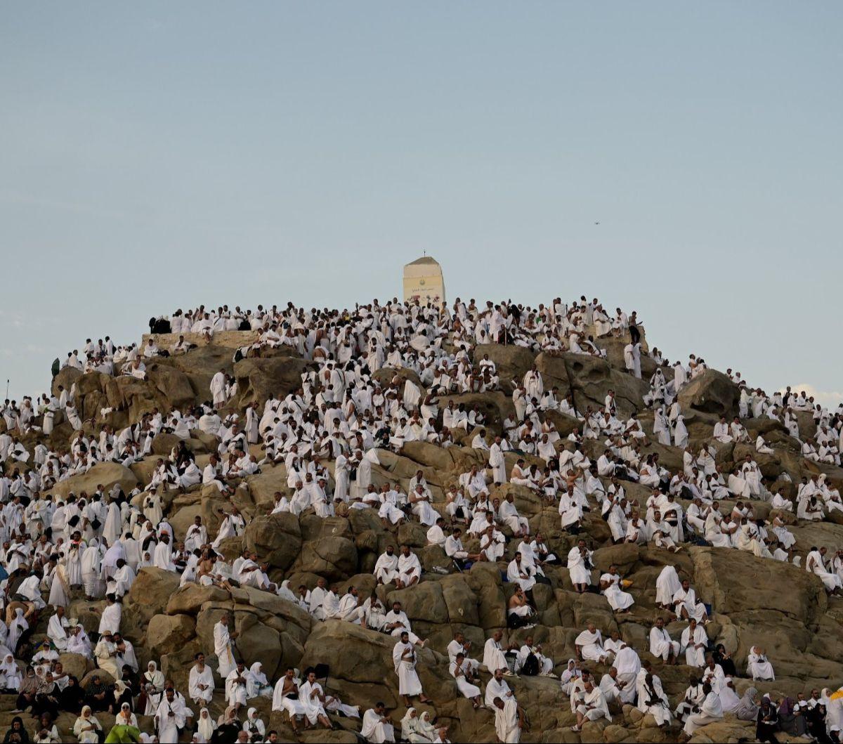Sejumlah jemaah haji berkumpul di Jabal Rahmah, Padang Arafah, Makkah, Arab Saudi, pada Sabtu (15/6/2024). Hari ini 9 Dzulhijjah 1445 H  atau bertepatan  dengan  15 Juni 2024 seluruh jemaah haji dari berbagai dunia berkumpul di Padang Arafah untuk melaksa