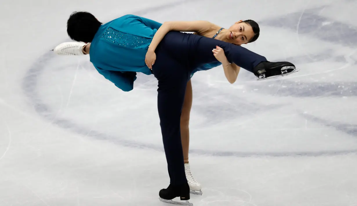 Pasangan atlet Figure Skating asal Jepang, Miu Suzaki dan Ryuichi Kihara tampil menunjukkan gerakan selama bersaing pada Figure Skating World Championships di Assago, dekat Milan, Rabu (21/3). (AP Photo/Luca Bruno)