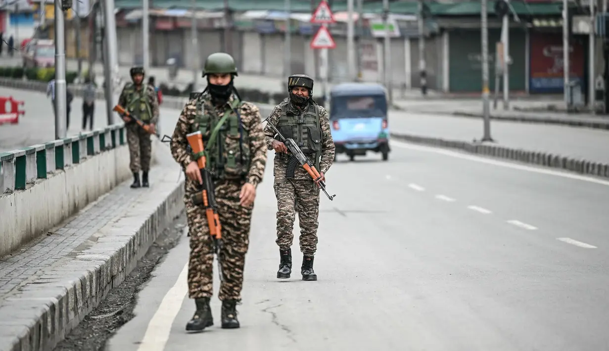 Tentara India pada 10 Mei 2025 melaporkan serangan baru Pakistan di sepanjang perbatasan. (Sajjad HUSSAIN/AFP)