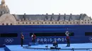 <p>Atlet panahan putri Indonesia, Diananda Choirunisa melepaskan anak panah saat menghadapi wakil Belanda, Laura van der Winkel pada babak 64 besar nomor individual putri Olimpiade Paris 2024 di Les Invalides Arena, Paris, Selasa (30/7/2024). Diananda Choirunisa menang 7-1. (Dok. NOC Indonesia/Naif Muhammad Al'as)</p>