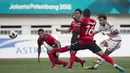 Pemain Indonesia berusaha menghadang tendangan pemain Uni Emirat Arab (UEA) pada laga Asian Games di Stadion Wibawa Mukti, Jawa Barat, Jumat (24/8/2018).  (Bola.com/Vitalis Yogi Trisna)