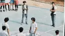 Ini momen Abidzar ketika syuting series Jingga dan Senja. Serial web tersebut hadir dengan dua season yakni pada tahun 2021 dan 2022. Aktor berusia 24 tahun ini adu akting dengan Yoriko Angeline hingga Giulio Parengkuan. Lantaran sukses membangun chemistry, kedekatan Abidzar Al Ghifari dan Yoriko Angeline di balik layar sempat mencuri perhatian penggemar. (Liputan6.com/IG/@abidzar73)