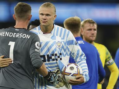 Hanya berjarak 4 hari striker anyar Manchester City Erling Haaland berhasil mencetak hattrick keduanya di Liga Inggris musim 2022/2023. Kali ini Nottingham Forest yang bertandang ke Etihad Stadium menjadi korban keganasannya di muka gawang dalam laga pekan ke-5, Kamis (1/9/2022) dini hari WIB. Dalam laga yang berkesudahan 6-0 untuk kemenangan The Citizens tersebut Erling Haaland mencetak hattrick sempurna alias menggunakan 3 anggota tubuh berbeda untuk mencetak hattrick. (AP/Dave Thompson)