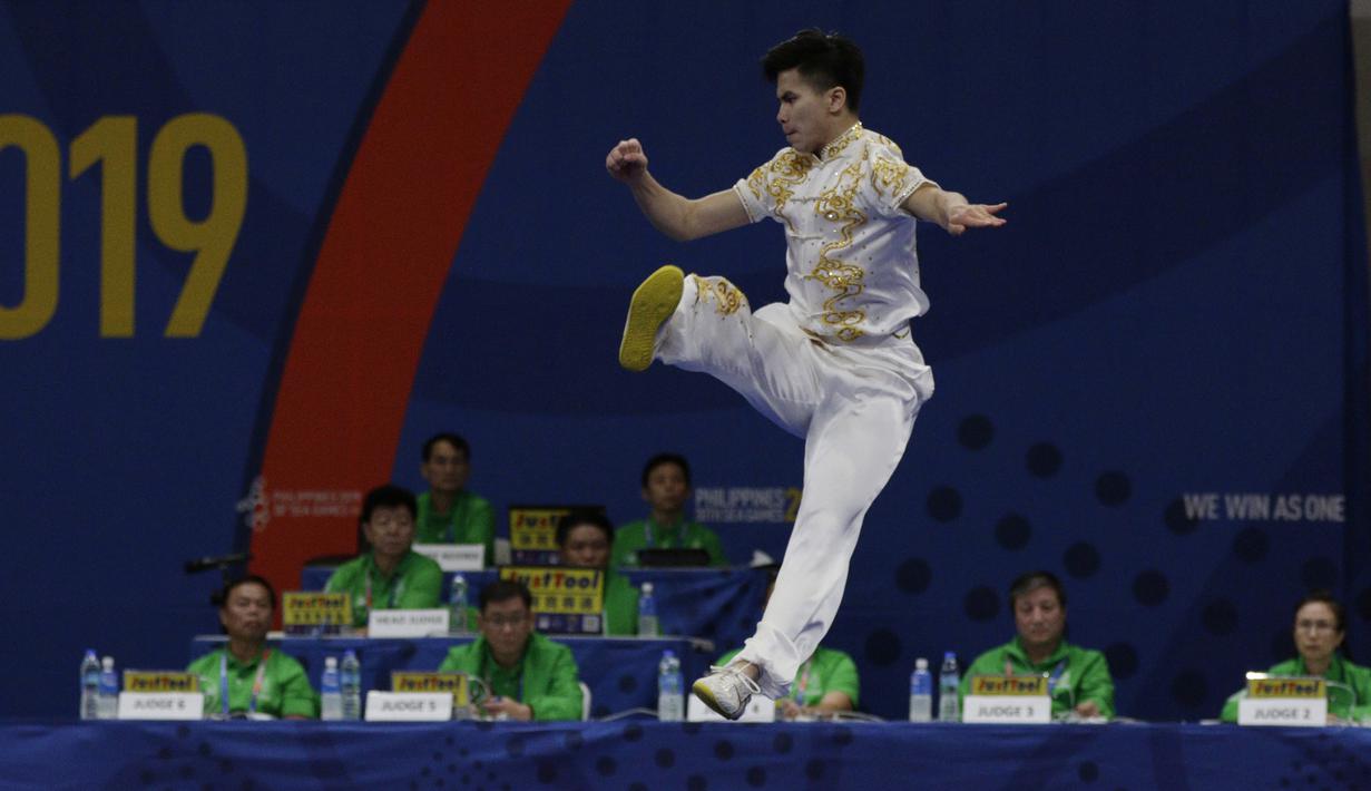 Atlet wushu Indonesia, Edgar Xavier, beraksi pada SEA Games 2019 cabang wushu nomor Taoulu Chanquan di World Trade Center, Manila, Minggu (1/12). Mendapat nilai 9,59, dirinya gagal meraih medali. (Bola.com/M Iqbal Ichsan)
