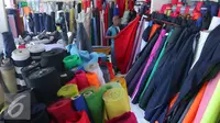 Pekerja merapikan gulungan kain di Pasar Cipadu, Tangerang, Selasa (30/8).Dirjen Industri Kimia, Tekstil, dan Aneka (IKTA) Kemenperin optimistis kinerja industri tekstil dan produk tekstil nasional akan gemilang. (Liputan6.com/Angga Yuniar)