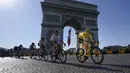 Pembalap tim UAE Emirates sekaligus penyandang kaus kuning, Tadej Pogacar melewati Arc de Triomphe pada etape ke-21 balap sepeda Tour de France 2021 dengan menempuh 108,4 kilometer, dari Chatou menuju Champs Elysees di Paris, Prancis, pada Minggu 18 Jul 2021. (AP/Daniel Cole)