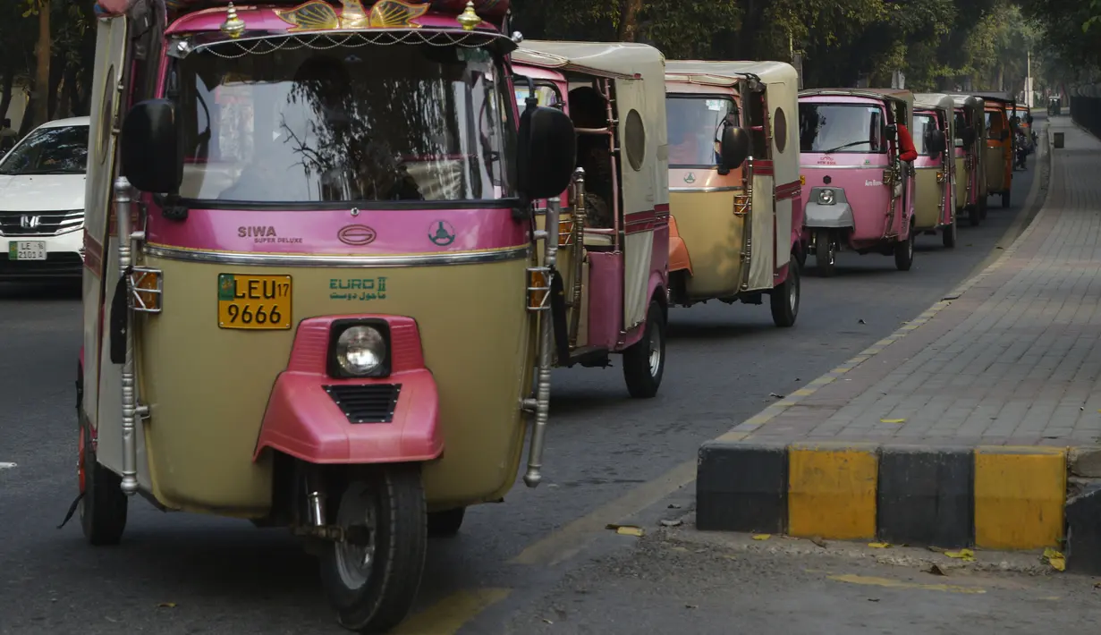 Sejumlah wanita Pakistan mengemudikan becak merah muda saat aksi untuk meningkatkan kesadaran wanita di Lahore, (14/10). Becak merah muda dipegang oleh sekelompok wanita untuk menunjukkan kesetaraan dan pemberdayaan perempuan. (AFP PHOTO / Arif Ali)