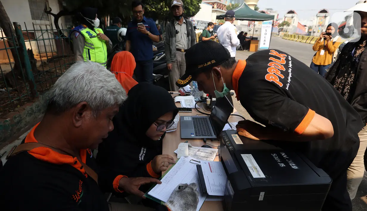 Wakil Kepala Dinas Lingkungan Hidup (DLH) DKI Jakarta Sarjoko mengatakan, kebijakan uji coba ini telah sesuai hasil rapat koordinasi Ditlantas Polda Metro, Satuan Kerja Perangkat Daerah (SKPD) terkait, hingga pemerhati lingkungan. (Liputan6.com/Johan Tallo)