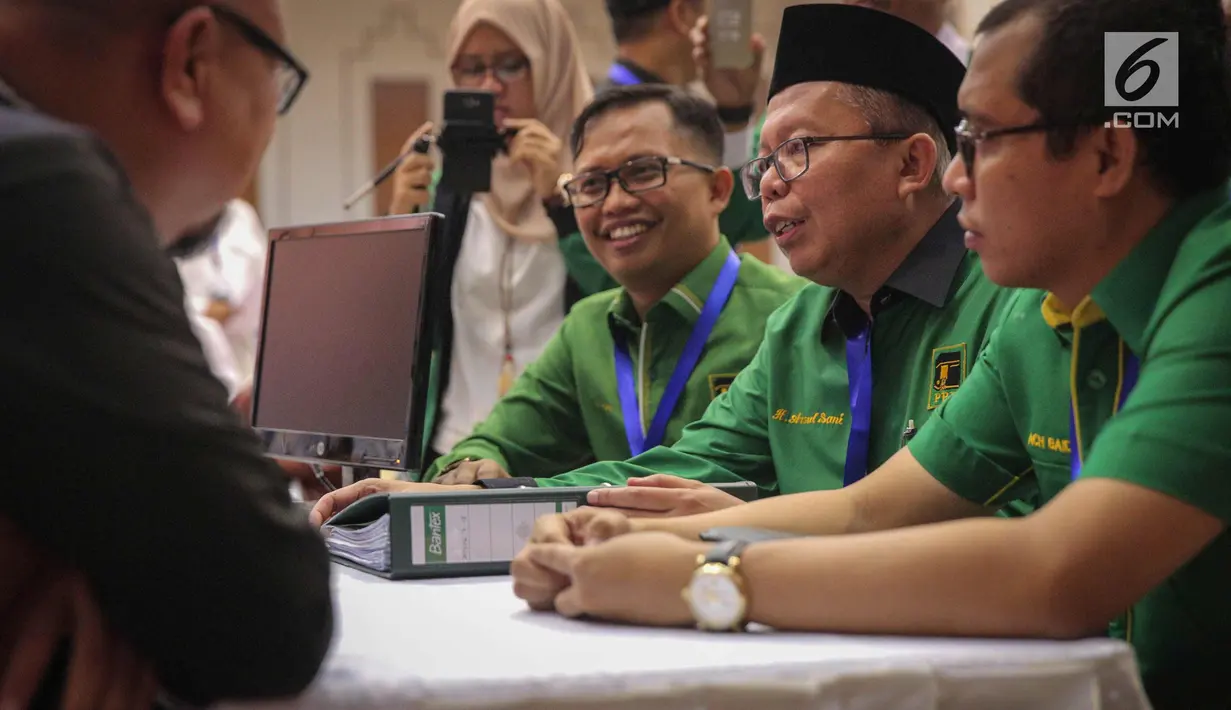 Sekjen PPP kubu Romahurmuziy (Romi) Arsul Sani berbincang dengan anggota Komisioner KPU, Hasyim Ashari di Kantor KPU RI, Jakarta, Sabtu (14/10). PPP kubu Romi secara resmi mendaftar sebagai peserta pemilihan umum 2019. (Liputan6.com/Faizal Fanani)