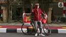 Tarjono (52), pedagang jagung manis, berpose di kawasan Cilandak, Jakarta, Kamis (13/8/2020). Tarjono memodifikasi sepeda yang dipakainya untuk berjualan dengan atribut kemerdekaan dalam rangka memperingati HUT ke-75 RI, serta mengajak warga memasang bendera di rumah. (Liputan6.com/Herman Zakharia)