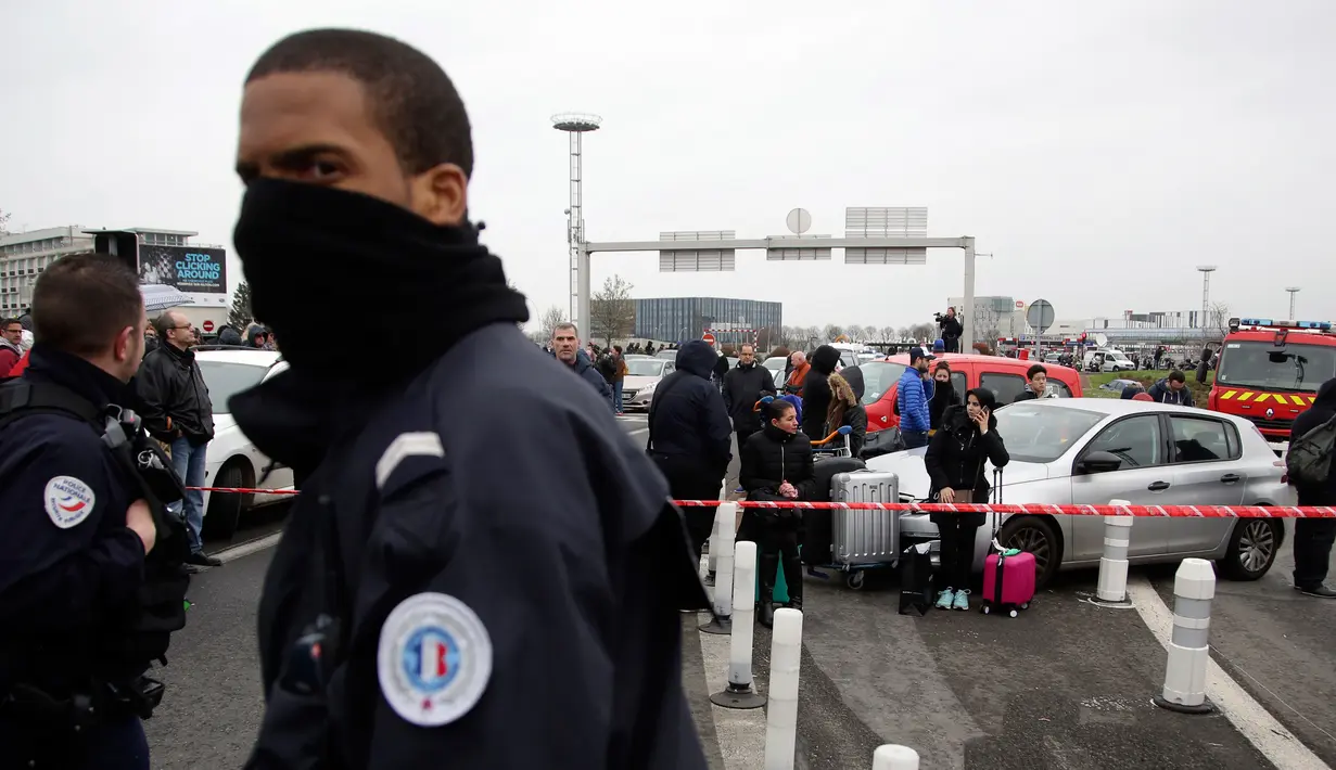 Suasana di depan Bandara Orly usai terjadi insiden penembakan, Prancis, Sabtu (18/3). Sumber kepolisian mengatakan, pelaku tewas berkat tembakan tentara di lokasi kejadian. (AP Photo)