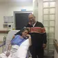 Kenal dekat, Pandji Pragiwaksono menggambarkan rasa cinta Indro Warkop pada istri. (instagram/indrowarkop_asli)