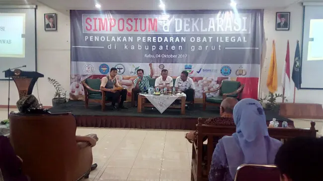 Sejumlah pengusaha yang bergerak di bidang Farmasi melakukan deklarasi penolakan peredaran obat ilegal di kabupaten Garut, Jawa Barat. (Liputan6.com/Jayadi Supriadin)