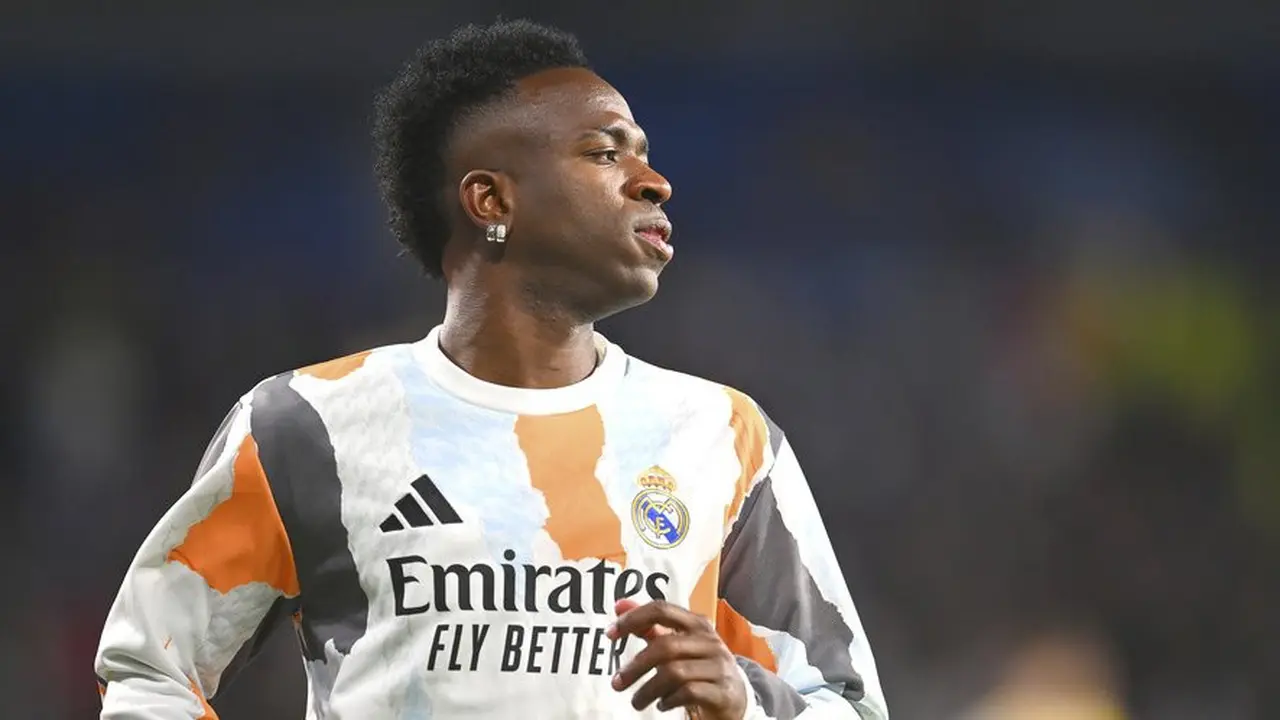 Vinicius Junior saat melakukan pemanasan jelang laga Real Madrid melawan Real Sociedad di Copa del Rey. (c) AP Photo/Miguel Oses