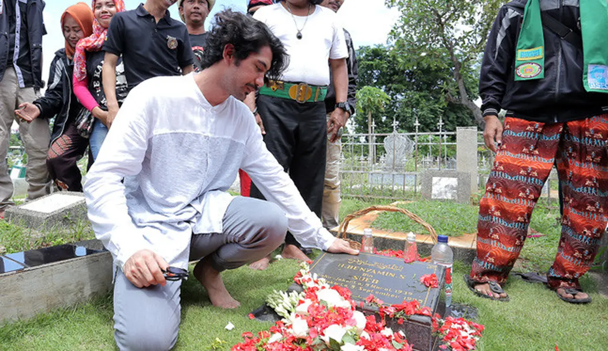 "Jarang sih sebenarnya ya. Bukan sebuah kegiatan yang sering saya lakukan. Kecuali terkait sama persiapan film ya. Saya dulu kayak makam ibu Ainun. Jadi tergantung project filmnya. Secara khusus jarang," tukas Reza Rahadian. (Deki Prayoga/Bintang.com)