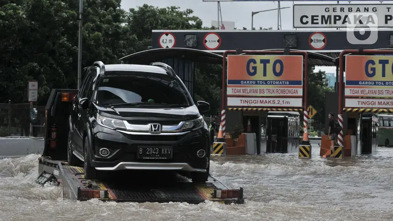 Terendam Banjir, Begini Penembakan Gerbang Tol Cempaka Putih