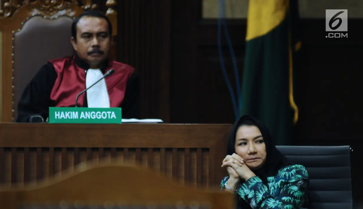 Bupati nonaktif Kutai Kartanegara, Rita Widyasari (kanan) menjalani sidang lanjutan dugaan suap pemberian izin lokasi perkebunan kelapa sawit di Pengadilan Tipikor, Jakarta, Rabu (14/3). Sidang mendengar keterangan saksi. (Liputan6.com/Helmi Fithriansyah)