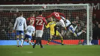 Proses terciptanya gol Chris Smalling saat Manchester United (MU) menang 4-0 atas Wigan Athletic di babak keempat Piala FA. (AP Photo/Rui Vieira)
