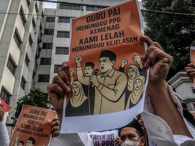 Sejumlah Guru Pendidikan Agama Islam (GPAI) melakukan aksi damai di depan gedung Kementerian Agama, Jakarta, Selasa (15/7/2025). (Liputan6.com/Herman Zakharia)