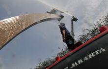 Patung Pancoran dimandikan 