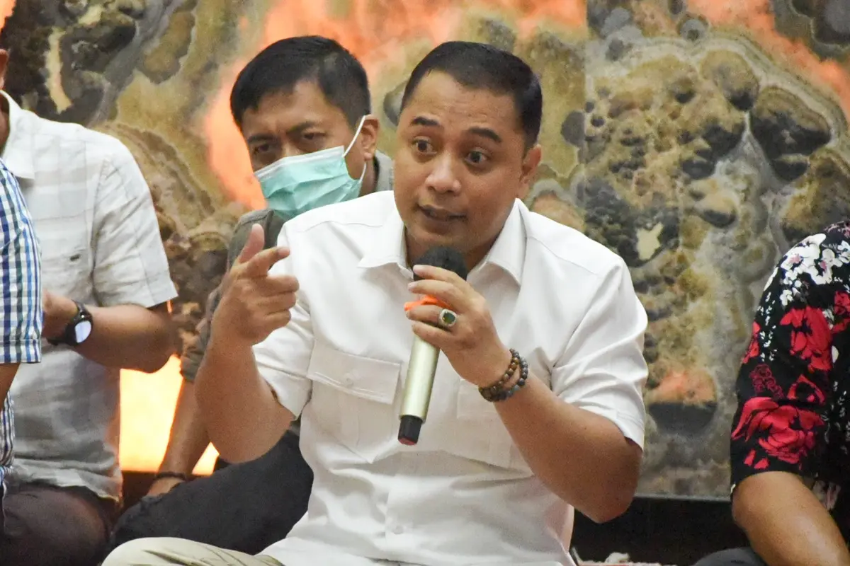 Eri Cahyadi saat lesehan acara Forum Sambat Warga di Surabaya. (Dian Kurniawan/Liputan6.com).