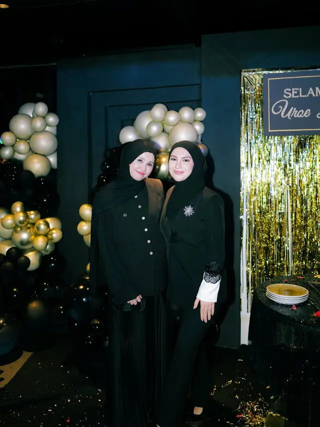Aura Lady Boss Irish Bella dengan Outfit Serba Hitam di Surprise Birthday Party Sang Suami