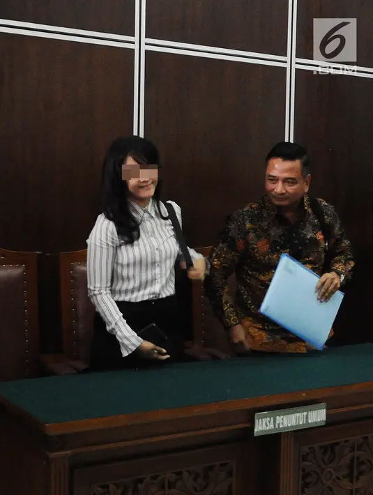 Pegawai kontrak Dewan Pengawas BPJS Ketenagakerjaan yang menjadi korban dugaan pelecehan seksual, RA, menjalani sidang perdana  di PN Jakarta Selatan, Rabu (6/3). Ia menggugat SAB dengan gugatan imateriel Rp1 triliun. (Liputan6.com/Herman Zakharia)
