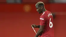 Gelandang Manchester Uniteed, Paul Pogba, tampak kecewa usai kalah dalam laga lanjutan Liga Inggris menghadapi Arsenal di Old Traford, Senin (2/11/2020) dini hari WIB. Manchester United kalah 0-1 oleh Arsenal. (AFP/Paul Ellis/pool)
