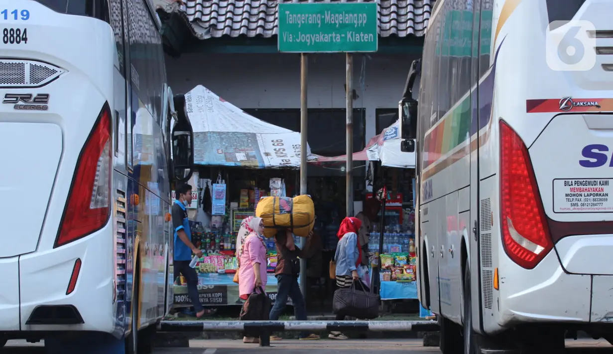 Calon penumpang saat ingin menaiki bus AKAP di Terminal Poris Plawad, Tangerang, Banten, Jumat (30/4/2021). Kemenhub akan menempelkan stiker khusus pada kendaraan bus yang masih diperbolehkan beroperasi selama masa larangan mudik Lebaran pada 6-17 Mei 2021. (Liputan6 com/Angga Yuniar)