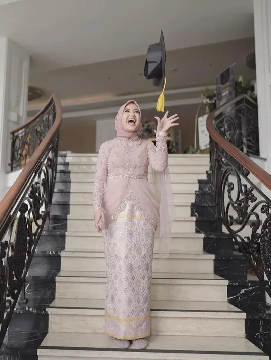 Sempat akan di-DO karena tak kunjung menyelesaikan studinya. Namun, kini ia sudah mampu tersenyum lebar. (Instagram/arafahrianti).