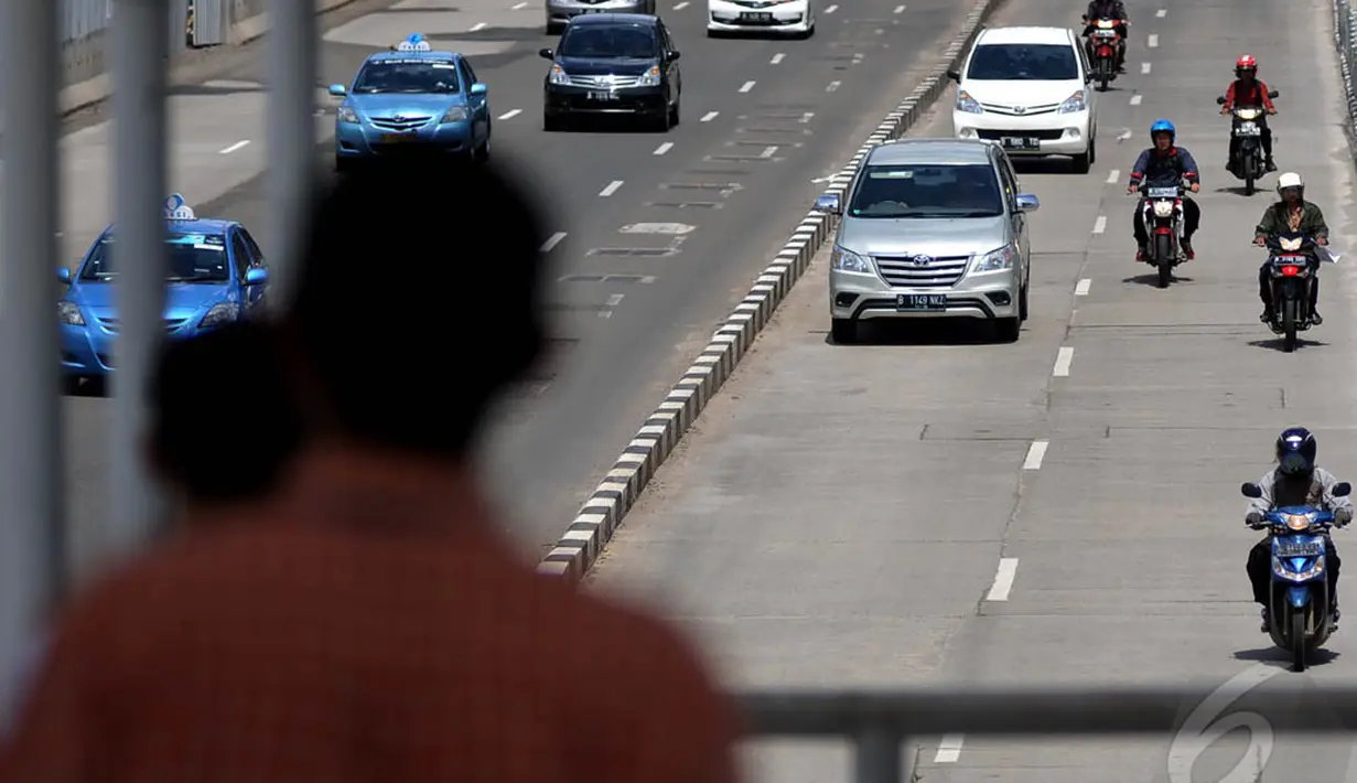 Perluasan wilayah larangan melintas dapat dilaksanakan setelah bus-bus mencukupi untuk mengangkut para pengendara sepeda motor, Jakarta, Jumat (9/1/2015). (Liputan6.com/Johan Tallo)
