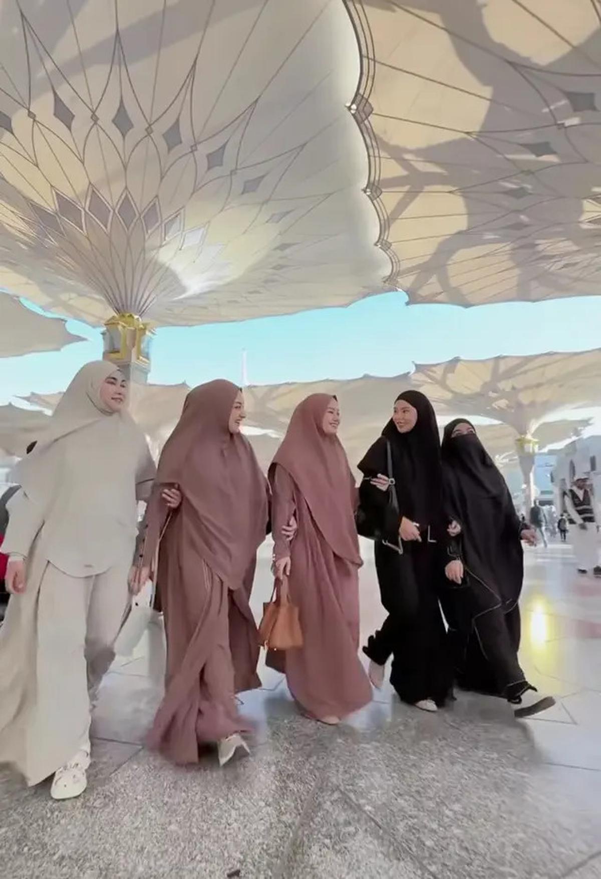 7 Momen Seru Geng Butterfly Kumpul di Madinah, Dinda Hauw Hingga Dara Arafah
