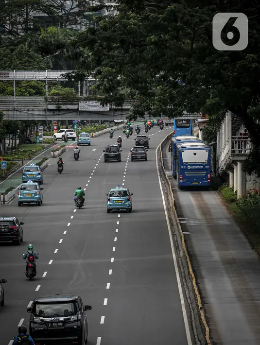 Sejumlah kendaraan melintas di kawasan Jalan Sudirman, Jakarta, Senin (14/2/2021). Penurunan berdasarkan  data yang dirilis lembaga pemeringkat kemacetan kota dunia, Tomtom International BV. (Liputan6.com/Faizal Fanani)