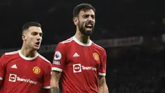 Meski MU sedang tidak dalam performa terbaik mereka, Bruno Fernandes mampu keluar sebagai pemain tengah yang tampil konsisten di setiap laganya. Geladang asal Portugal tersebut tercatat telah berkontribusi atas 9 gol dan 14 assist dalam 35 penampilannya musim ini. (AFP/Oli Scarff)