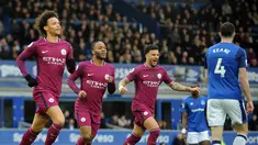 Pemain Manchester City, Leroy Sane merayakan gol bersama rekan setimnya saat melawan Everton pada pertandingan Liga Inggris di Goodison Park di Liverpool (31/3). Manchester City menang 3-1 atas Everton. (AP Photo/Rui Vieira)