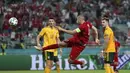 Penyerang Turki, Burak Yilmaz melakukan tembakan saat bertanding melawan Wales pada 
pertandingan grup A Euro 2020 di Stadion Olimpiade Baku di Baku, Rabu (16/6/2021). Sementara Turki wajib mengalahkan Swiss untuk menjaga peluang masuk 16 besar Piala Eropa 2020. (Naomi Baker/Pool via AP)