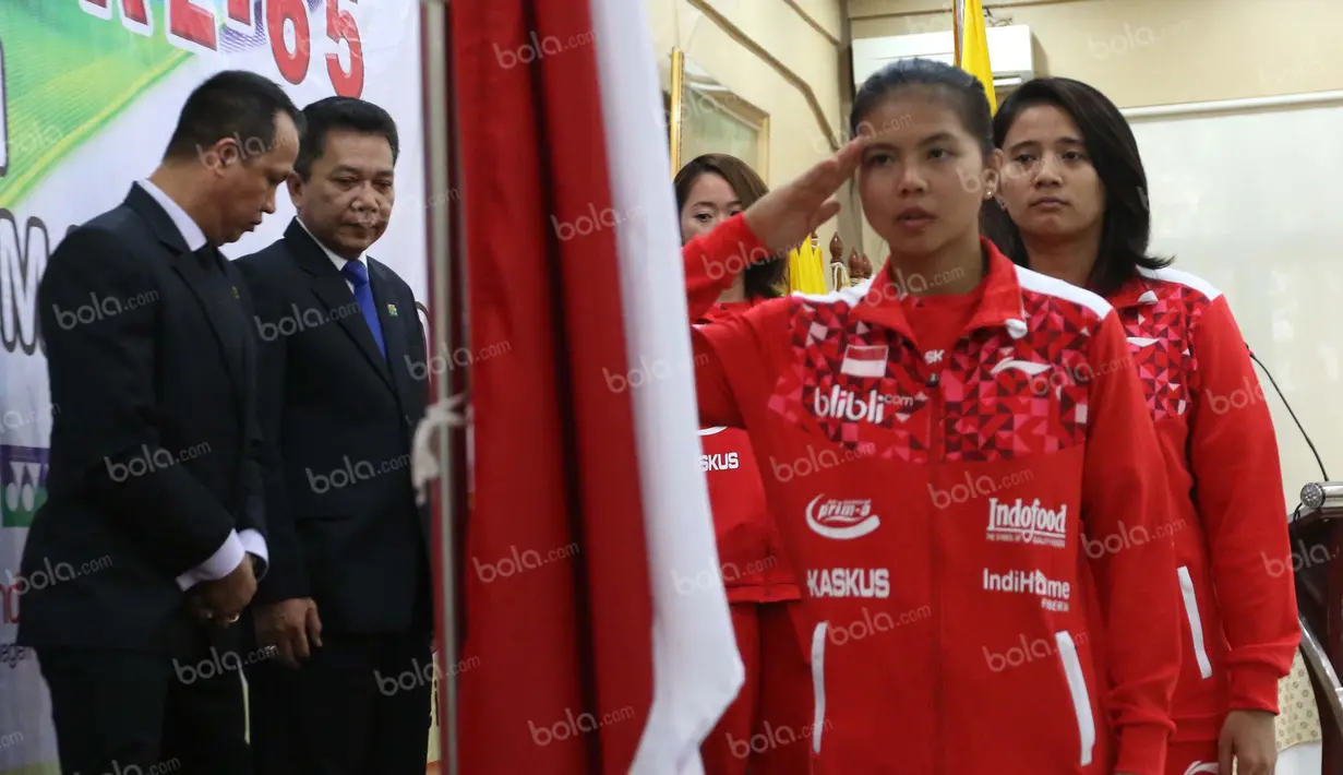 Anggota Tim Uber Indonesia, Greysia Polii (kanan), hormat kepada bendera merah putih saat acara pelepasan tim Thomas-Uber Indonesia di Pelatnas Bulutangkis PBSI, Cipayung, Jakarta, (9/5/2016). (Bola.com/Arief Bagus)