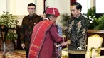 Presiden Joko Widodo menyerahkan surat keputusan pengakuan Hutan Adat kepada perwakilan pemangku hutan adat saat pencanangan pengakuan hutan adat di Istana Negara, Jakarta, Jumat (30/12). (Liputan6.com/Faizal Fanani)