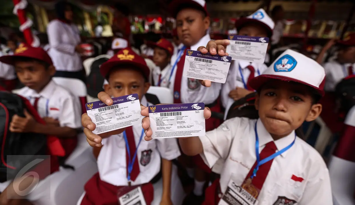 Sejumlah siswa memperlihatkan Kartu Indonesia Pintar (KIP) di Ambon, Maluku, (8/2). Jokowi membagikan sekitar 1.265 KIP untuk para siswa di Ambon. (Liputan6.com/Faizal Fanani)