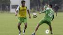 Pemain Bhayangkara FC, Putu Gede, mengontrol bola saat latihan di Lapangan ABC Senayan, Jakarta, Rabu (13/2). Latihan ini merupakan persiapan Piala Indonesia dan Piala Presiden. (Bola.com/Yoppy Renato)