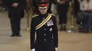 <p>Pangeran Harry ditugaskan untuk berjaga di sekitar peti jenazah Ratu Elizabeth II di Westminster Hall, di Istana Westminster, London, Sabtu (17/9/2022). Pangeran Harry sebelumnya dilarang menggunakan seragam militer pada malam penjagaan Ratu Elizabeth II lantaran dirinya sudah tak lagi menjadi bangsawan tak bekerja. (Chris Jackson/Pool Photo via AP)</p>