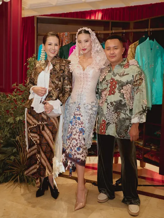 Ditata oleh @byandyyanata, keseluruhan tampilan Patricia adalah bukti bahwa kebaya bisa tampil modern, dramatis, bahkan couture,tanpa kehilangan makna dan kehangatannya. Kebaya bukan sekadar outfit, tapi perayaan cinta, warisan, dan jati diri perempuan Indonesia. [@patriciagouw].