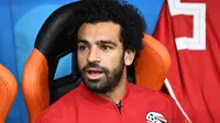 Striker Mesir, Mohamed Salah, tampak tegang saat menyaksikkan pertandingan antara Mesir kontra Uruguay pada laga Piala Dunia di Stadion Ekaterinburg, Jumat (15/6/2018). Mohamed Salah tidak dimainkan karena masih cedera. (AFP/Anne-Christine Poujoulat)