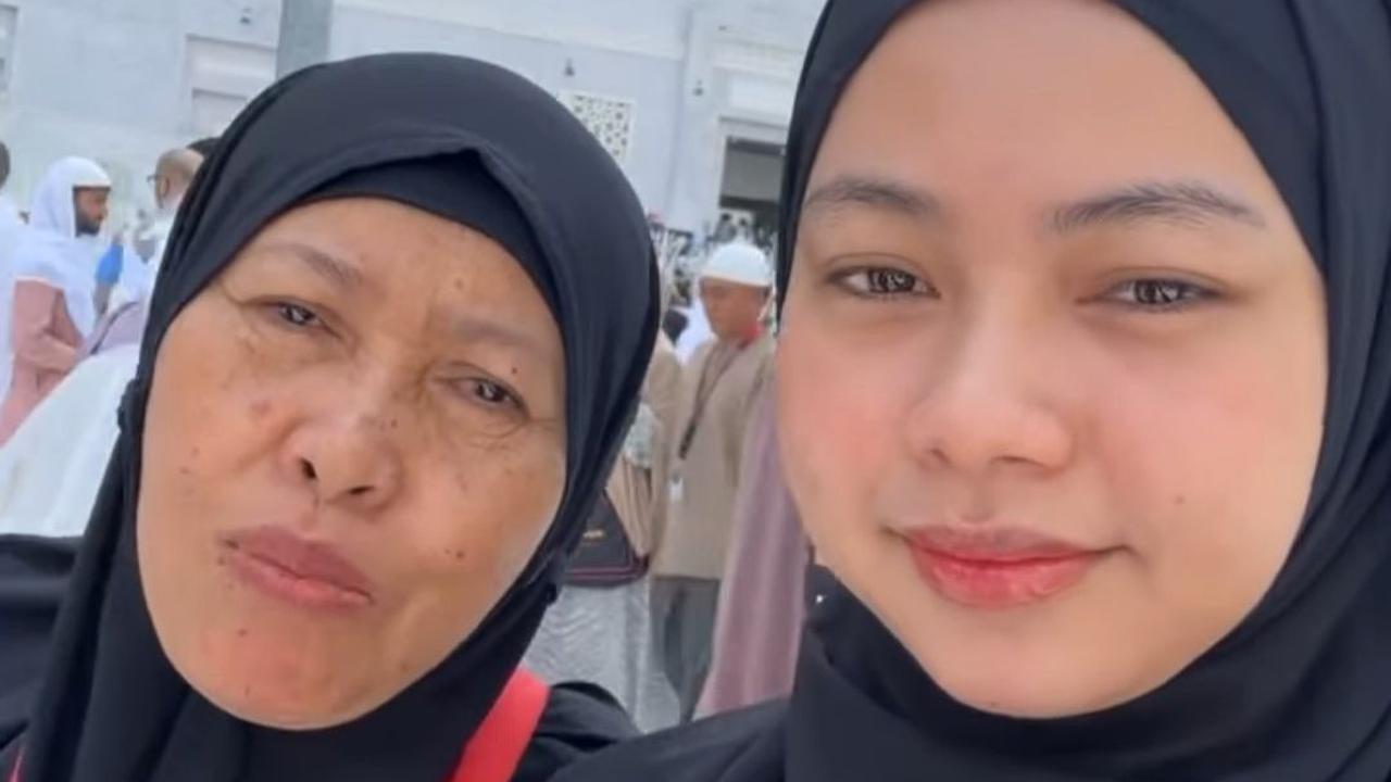 Setelah menempuh perjalanan udara, Rara bersama sang ibunda akhirnya tiba di Tanah Suci. Rara dan ibunda sudah berada di kota Mekkah.<br>