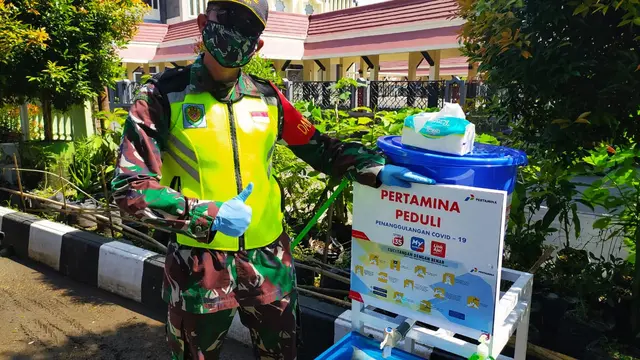 Komandan Rayon Militer (Danramil) 1204/Ciawi Mayor Inf Deni Zenal Muttaqin menunjukan fasilitas pencuci tangan portabel yang diberikan PGE Area Karaha dalam pencegahan Covid-19.