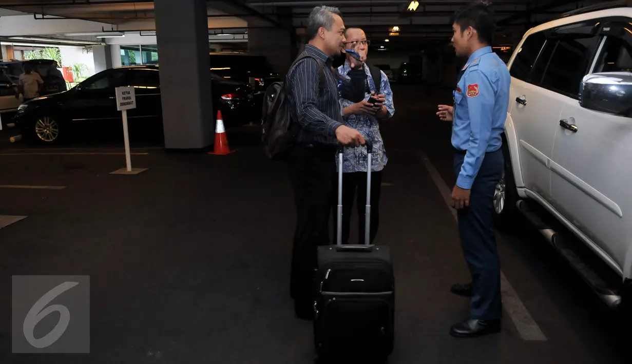 Penyidik KPK membawa koper berisi barang bukti usai penggeledahan ruang kerja F-Partai Hanura Dewie Yasin Limpo di Jakarta, Rabu (21/10). Penggeledahan terkait operasi tangkap tangan KPK terhadap Dewie pada Selasa (20/10) malam. (Liputan6.com/Johan Tallo)