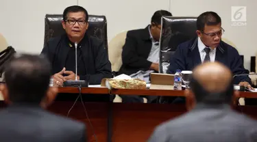 Ketua Pansus Hak Angket KPK Agun Gunandjar (kiri) dan Wakil Ketua Pansus Hak Angket KPK Masinton Pasaribu saat rapat dengan Puslabfor Bareskrim Polri di Jakarta, Kamis (14/9). Rapat membahas rekaman CCTV OTT KPK terhadap BPK. (Liputan6.com/Johan Tallo)